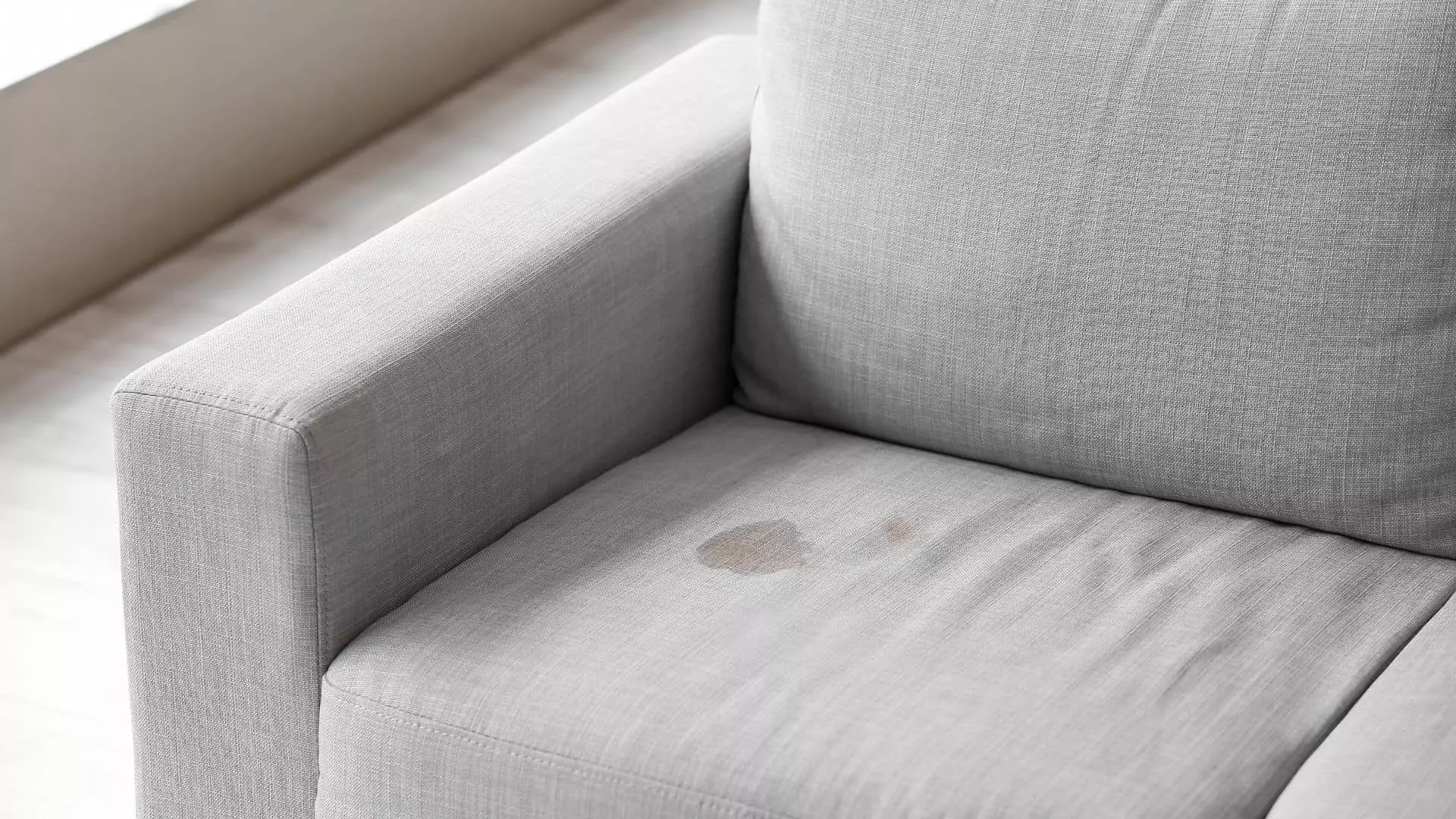 Revitalização Sofisticada: A Técnica de Limpeza que Transforma Seu Sofá